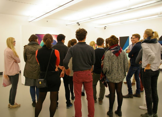Foto, Gruppenführung, Menschen von hinten im Ausstellungsraum